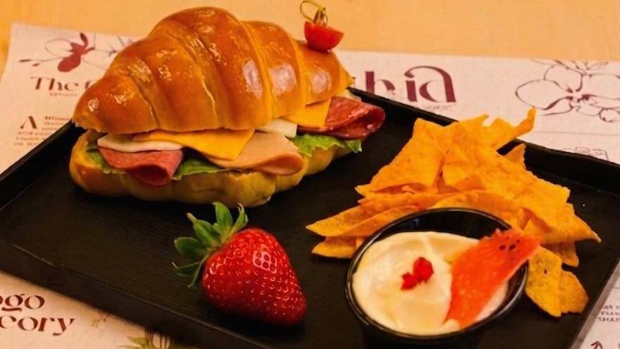 Croissant Banner